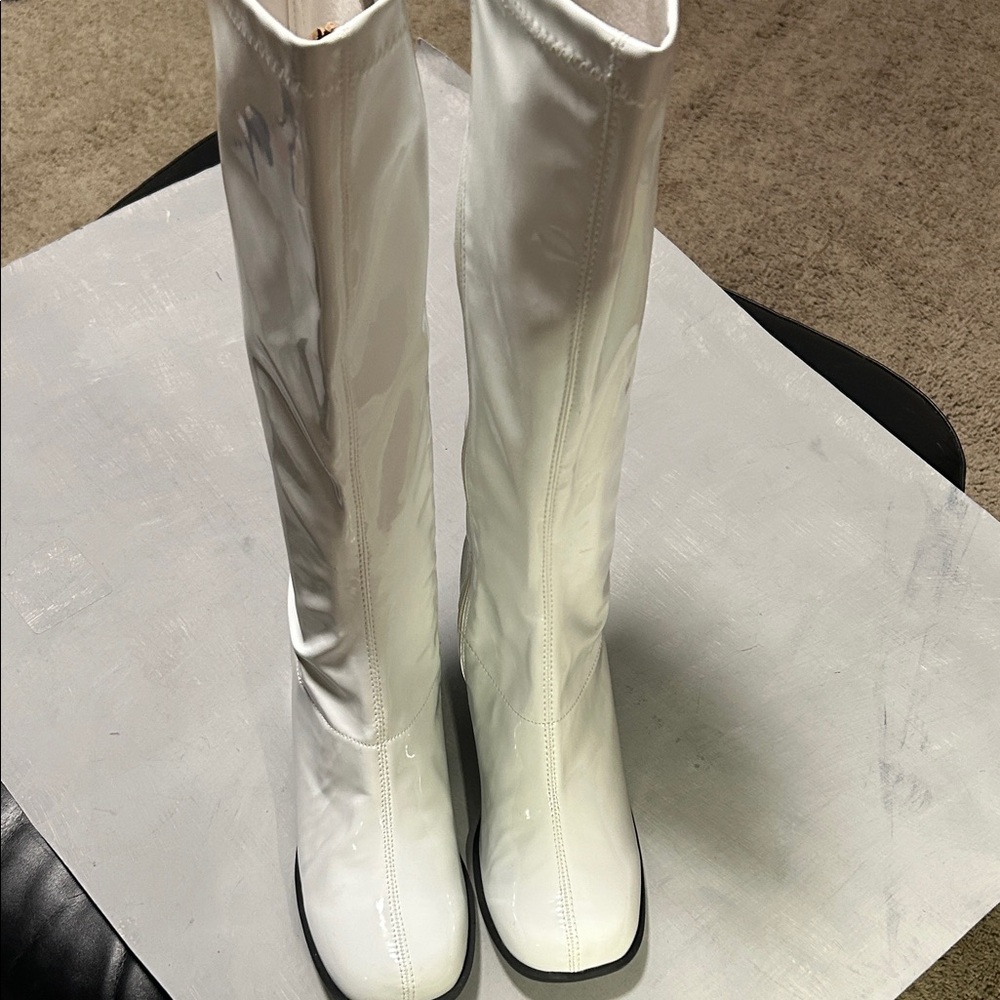 Sexy NWOT White Stretch Patent Leather Knee-High Heeled Go-Go Boots, Size 8 - Picture 2 of 13